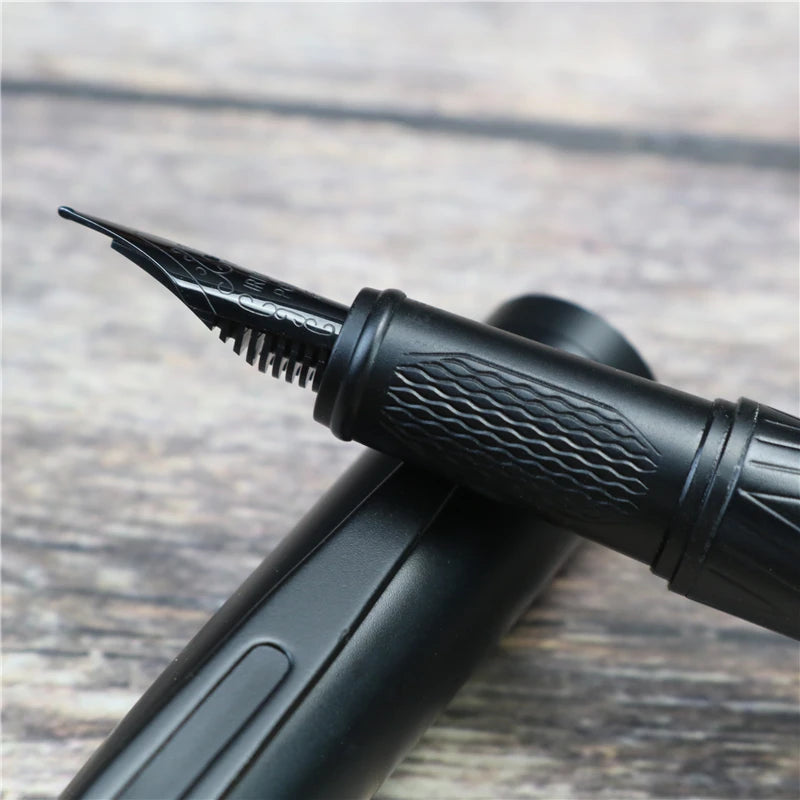 Stylo plume samouraï noir de haute qualité, forêt noire, excellente pointe en titane, écriture à encre lisse