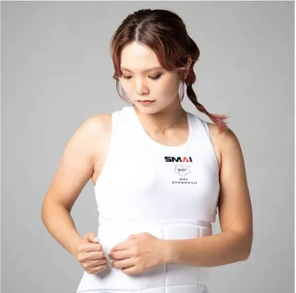 Protège-sein féminin approuvé par la WKF – karaté pour filles. Le protège-poitrine pour femme approuvé par la WKF.
